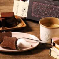 「チョコレートブラウニーケーキ」PEANUTS Cafe オンラインショップ先行 — ハート溢れるスヌーピーのボックス入り