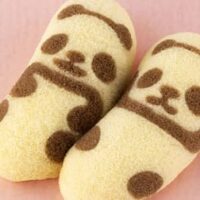 「東京ばな奈パンダ バナナヨーグルト味、『見ぃつけたっ』」双子パンダ “シャオシャオ ＆ レイレイ” 生誕記念！6種のポーズがラインナップ
