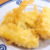 【実食】くら寿司「焼き芋 天ぷら」は一度試してみて欲しい一皿！まったりなめらかスイートポテトみたいなお芋にサクサクの衣
