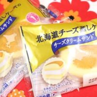 【実食】「ヤマザキ 北海道チーズ蒸しケーキのチーズクリームサンド」ふわっふわケーキにまったりクリーム