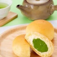 八天堂「冷やして食べる とろけるくりーむパン 出雲抹茶」ファミリーマート限定 2層仕立てのくりーむパン