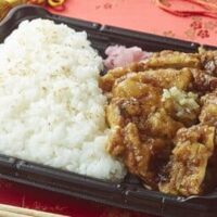 ミニストップ「横浜大飯店」が監修した「ずっしり！香酢とごま油香る揚げ鶏弁当」「四川風麻婆豆腐丼」「手巻おにぎり 牛肉と舞茸の黒胡椒炒め」「オイスター炒飯（おにぎり）」