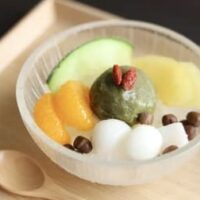 船橋屋「お抹茶フルーツあんみつ」濃厚な抹茶餡＆フレッシュなフルーツの味わい！自家製のコク深い黒蜜をかけて