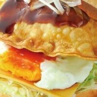 ドムドムハンバーガー「餃子バーガー 芳醇黒酢ソース」揚げ餃子・目玉焼き・チーズ・キャベツ入り！さっぱりソース＆皮のパリパリ食感がアクセント