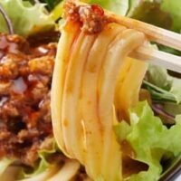 丸亀製麺「ピリ辛担々サラダうどん」「ごまだれサラダうどん」初のサラダうどん2種！シャキシャキ野菜と担々肉みそ・コク旨胡麻ドレッシングが冷たいうどんに絡む