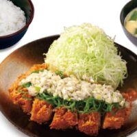 松のや「チキンかつ」タルタルソース・ネギ味噌・ネギ塩 3種の味とシンプルな「チキンかつ定食」松屋併設店でも販売