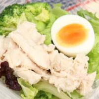 【実食】セブン「たんぱく質が摂れる鶏むね肉サラダ」筋トレ民注目！たんぱく質18.4g・糖質3.0g・カロリー143kcal しっとり鶏むね肉