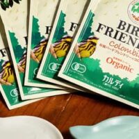 カルディ「バードフレンドリー ドリップコーヒー＆トリ皿セット」オレンジを思わせるさわやかなコーヒーとホワイト・グリーン2種の鳥型小皿