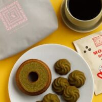 「紀ノ国屋 スイーツポーチ（抹茶スイーツ＆コーヒー）」オンラインストア限定！ロゴデザインのポーチに抹茶のバウムクーヘン・抹茶のスペシャルクッキー・紀ノ国屋ドリップコーヒー「モカブレンド」詰め合わせ