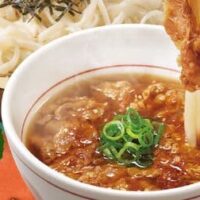 なか卯「牛肉たっぷりつけうどん」「旨辛牛肉たっぷりつけうどん」関西風つけ汁＆すき焼き風味の牛肉を絡めて 「そば」でも提供