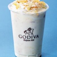 ゴディバカフェ「GODIVAデザートドリンク レアチーズケーキ」キリとのコラボ第2弾 まるで “飲むレアチーズケーキ” ホワイトチョコ・レモンピューレ＆ピール仕立て