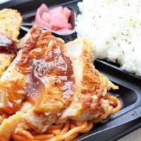 【実食】ローソン「イチオシ！チキン＆メンチカツ弁当」497円がボリューム＆コスパ抜群！とろ～り醤油にんにくたれと黒コショウで山盛りご飯もペロリ