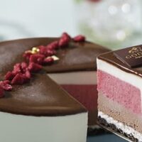 ゴディバ「アイスケーキ ショコラフランボワーズ」数量限定 ベルギー産クーベルチュール使用のダークチョコアイスにベリーのムース・ヨーグルトアイスを重ねた仕立て