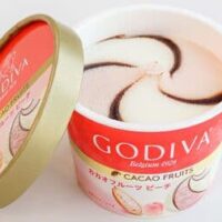 ゴディバ「カカオフルーツ ピーチ」カップアイス初のカカオフルーツアイス！甘酸っぱいピーチアイス・ビターなチョコソースを合わせたさわやかな味わい
