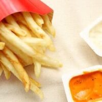 【実食】マクドナルドの新作ナゲットソース「サワークリームレモンソース」「ガーリックハバネロソース」ポテトに付けても激ウマ！ガーリックやオニオンの旨み・唐辛子の辛さがやみつき