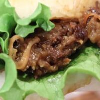 【実食】モスバーガー「モスライスバーガー焼肉」熱々ごはん＆ジューシー焼肉の神コンビ！