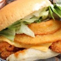 【実食】ケンタッキー新作 “ニューヨークチキンバーガーズ” は「コク旨オニオンBBQチキンバーガー」が一押し！ほんのり甘いハニーBBQソースが美味すぎた