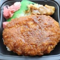 【実食】ローソン「THE500円丼（コロッケ＆豚焼肉）」でっかい濃い味コロッケが主役 1食794kcalのワンコイン弁当！関東限定