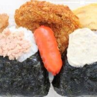 【実食】ローソン397円「おにぎりおかずセット（鮭・シーチキンマヨネーズ）」がコスパ良すぎ！国産米使用おにぎり2個にコロッケ・唐揚げ・ハンバーグなどおかず6品入り 1食544kcal