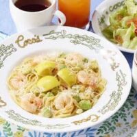 ココス「海老とアボカドのレモンクリームパスタランチ」「鉄板チキン南蛮ランチ」「蒸し鶏とシャキシャキ生野菜の濃厚ごまだれ冷やし麺ランチ」サラダやスープバー付き商品も 夏のランチメニュー