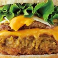 【本日発売】ドムドムハンバーガー「とろけるチーズカレーバーガー」カレーをサクサクに揚げた “カレーフライ” ・とろ～りチーズソース・ビーフパティの組み合わせ！カレーは辛さ控えめ