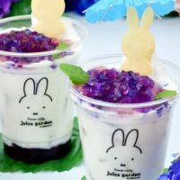 「フラワーミッフィー あじさいヨーグルトドリンク」フラワーミッフィー ジュースガーデンから サイコロカットしたゼリーとミントをトッピング