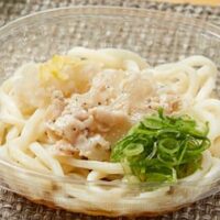 ファミマ「高知県産ゆず果汁使用 冷し塩豚おろしうどん」関東・関西・中国・四国地方限定 塩だれ＆高知県産ゆず果汁で和えた豚肉