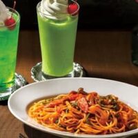 サンマルクカフェ「昭和レトロナポリタン」「昭和レトロクリームソーダ」「ニューレトロクリームソーダスムージー」懐かしくも新しいニューレトロ新商品！改良を重ねたオリジナルトマトソースに注目