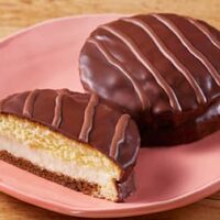 【6月6日新発売】ローソン 新入荷スイーツまとめ「ふわじゅわチョコケーキ コーヒー風味」「プレミアムロールケーキ」「ごろっとキウイ大福」など