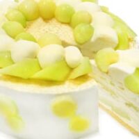 カフェコムサ「メロンのミルクレープ」7月はメロン！鮮やかな緑色・上品な香りと甘さ・ジューシーな果肉