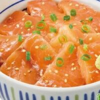 【本日発売】なか卯「サーモン丼」「オニオンサーモン丼」脂がのったサーモンとシャキシャキのオニオンが相性抜群！信州安曇野産の本わさびを添えて