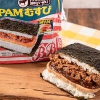 ファミマ「SPAMむすびアンガスビーフ（BBQソース）」“SPAMむすび” 5,000万食記念！スパム・アンガス肉・ヨシダソースを組み合わせたボリューム満点おむすび