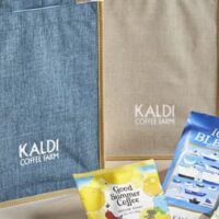 【本日発売】カルディ「夏のコーヒーバッグ」ブルー・グレーの涼しげなトートバッグに3種のコーヒー豆がセット！バッグ限定「グッドサマーコーヒー」も