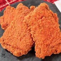 ファミマ「ファミチキ（ハバネロホット）」ホットでジュワ辛！ザクザク衣＆ジューシーなもも肉の肉汁