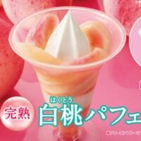 ミニストップ「完熟白桃パフェ」白桃2倍の「得盛白桃パフェ」ジュワッとやわらか 桃好き必食!