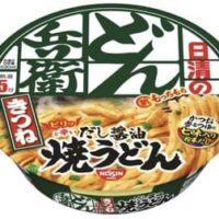 「日清のどん兵衛 きつね焼うどん」麺がさらに太く "もっちもち" な食感にパワーアップ！七味のピリッとした辛さがアクセント