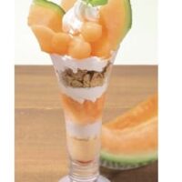 銀座コージーコーナー「北海道産赤肉メロンのパフェ」とろけるようなやわらかさとコクのある甘み