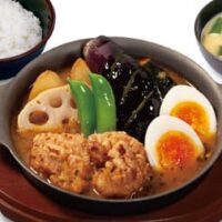 松のや「四季の野菜と本格唐揚げのスープカレー」唐揚げ・ゆでたまご・ジャガイモ・カボチャ・ナス・レンコン・スナップエンドウで具だくさん！辛さ控えめ 味付けはあっさり