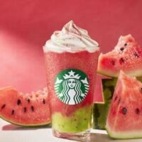 【本日発売】スタバ新作「GABURI スイカ フラペチーノ」スイカまるかじりしたような濃厚な甘み！キウイ果肉入り＆ホイップクリームには “スイカ塩” がトッピング