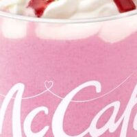 【本日発売】マクドナルド「ホワイトチョコストロベリーフラッペ」「ホワイトチョコストロベリーフラッペ＆マカロン ラズベリー」国産とちおとめ果汁使用！シャリシャリ食感＆なめらかホイップクリームが絶妙なドリンク