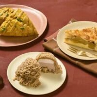 スタバ「手しぼり栗のモンブラン」「パンプキンスコーン」「アップルクリームチーズロール」「3種のきのことチキン 石窯フィローネ」など “実りの秋” を味わうフードまとめ！