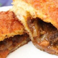 【実食】ベーカリーピカソ「牛肉ゴロゴロカレーパン」お肉たっぷりでウマすぎる…生地はサクサクもっちり・カレーは超濃厚！冷凍保存1か月OK