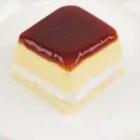 ミニストップ「アイスケーキ プリンみたいなカスタードケーキ」ミルキーなカスタードムースにほろ苦いカラメルソースの組み合わせ