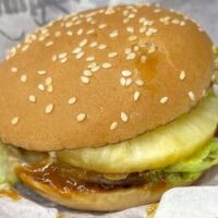 ＜話題沸騰！バーガーキングの新感覚月見を食べ比べ＞ハワイ気分を満喫「チポトレ・パイン ツキミバーガー」「テリヤキ・パイン ツキミバーガー」