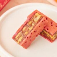 【本日発売】鎌倉紅谷「イスパハン クルミッ子」ピエール・エルメ・パリとコラボ!自家製キャラメルとバラが香るフランボワーズジャムをバター生地でサンド