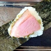 ミニストップ「手づくりおにぎり 合鴨」ねぎ塩だれとスモークされた合鴨ロースを店内で炊いたごはんに包んで