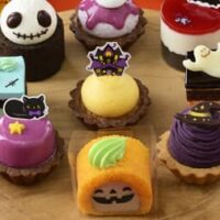 銀座コージーコーナー「JOYJOYハロウィンパーティー（9個入）」ガイコツや目玉の “こわカワイイ” プチケーキアソート 10月27日登場