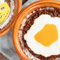 ファミリーマート「とろとろチーズソースのスパイスカレー」キーマカレーの名店MOKUBAZA（モクバザ）監修！10月24日発売