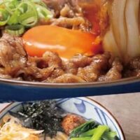 丸亀製麺「うま辛まぜ釜玉うどん」「焼きたて牛すき釜玉うどん」10月17日～期間限定！秋のおすすめ「山菜うどん」も