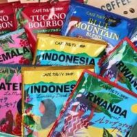 【本日発売】カルディ「コーヒーで旅するトランクボックス 1セット（ドリップコーヒー10袋入り）」味わい豊かな5種のドリップコーヒーと出会える！